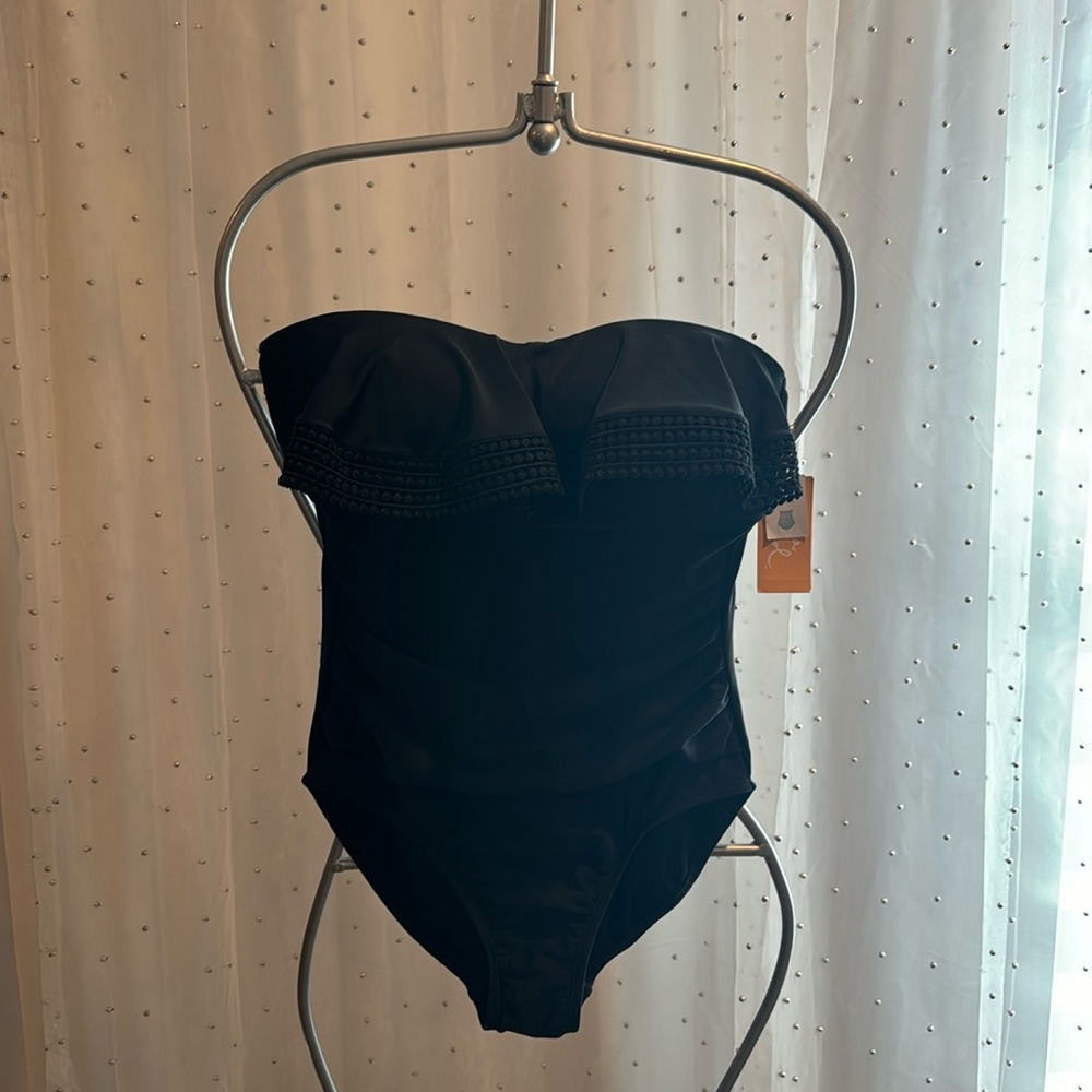 High Coverage w/ pretty crochet trim, strapless, missing straps. NEVER WORN!